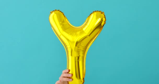 Gold foil letter Y celebration balloon — Stock Video