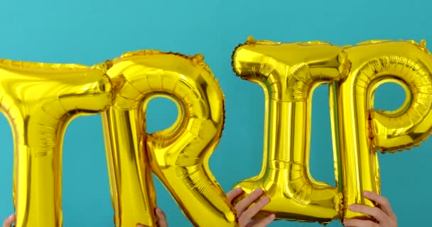 Golden TRIP palavras feitas de balões infláveis — Vídeo de Stock