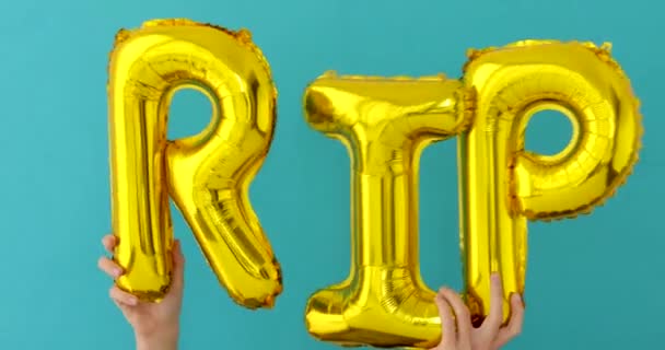 Golden RIP words made of inflatable balloons — Stock Video