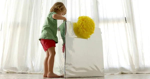 Χαριτωμένο παιδί με μεγάλο κουτί δώρων — Φωτογραφία Αρχείου