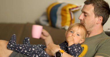 Baba kanepede bebek ile rahatlatıcı