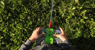 Küçük oğlan oyun ile uzaktan kontrollü oyuncak içinde Park