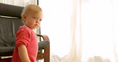 Koltuk tarafından sevimli bebek ayakta