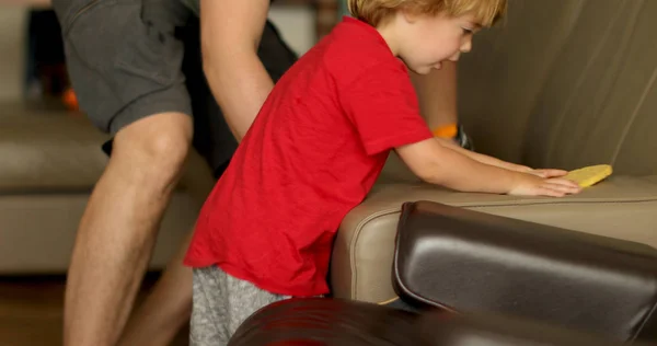 Милый мальчик играет на диване с родителем — стоковое фото