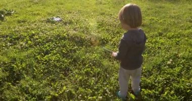 Çocuk uzaktan kumandalı araba ile oynuyor