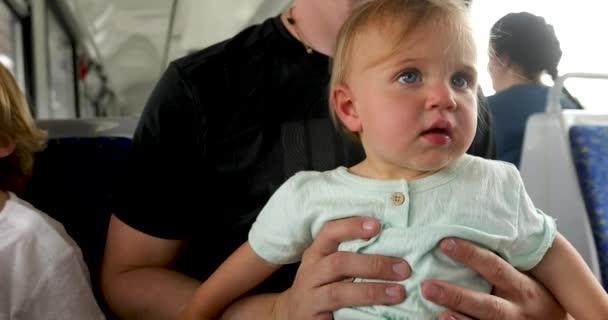 A kisbabát szállító ember busszal — Stock videók
