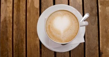 Latte sanatı ile cappuccino fincan üst görünümü