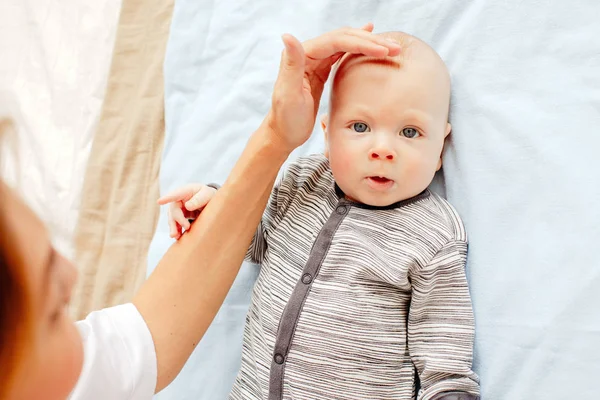 Pielęgniarka badając głowę cute noworodka — Zdjęcie stockowe