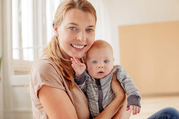 Mãe feliz com bebê recém-nascido — Fotografia de Stock