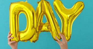 Şişme balonlardan yapılmış Altın Gün kelimesi