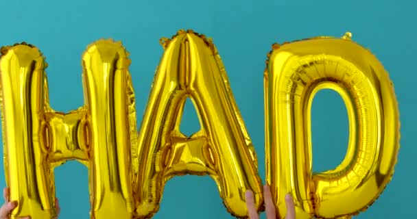 Golden hatte Wort aus aufblasbaren Luftballons — Stockvideo