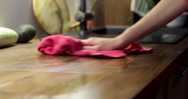 Persona limpiando la superficie de la mesa con trapo — Vídeos de Stock