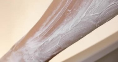 Kadın tıraş bacaklar saç jilet ile