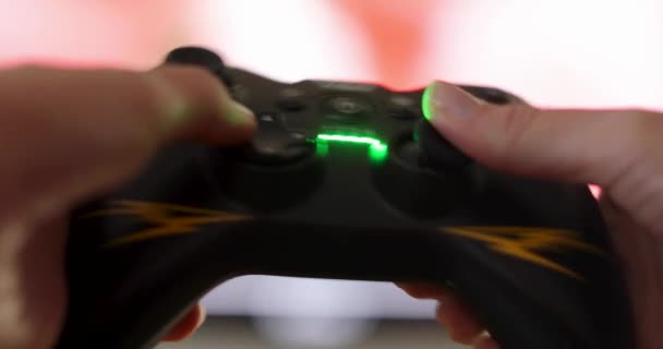 Gamepad tutan ve düğmelere basan kişi — Stok video