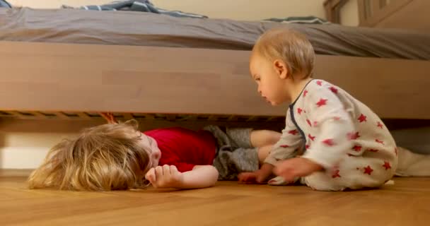 Дети сближаются на полу — стоковое видео