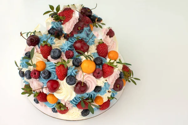 Kuchen mit Mascarponecreme und frischen Beeren — Stockfoto