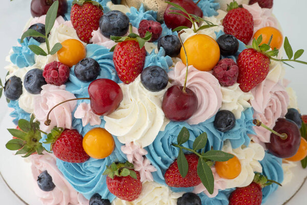 Торт со сливками из маскарпона и свежих ягод
