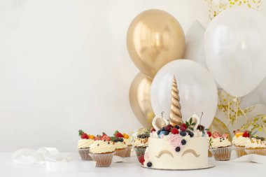 Unicorn kek ile küçük kızlar Doğum günü partisi tablo yakın