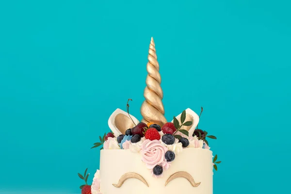 Единорог торт с копировальным пространством в сторону — стоковое фото