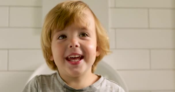 Bambino sorridente guardando lungo in bagno — Video Stock