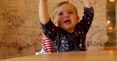 Yaşındaki bebek dans etmeye çalışıyor