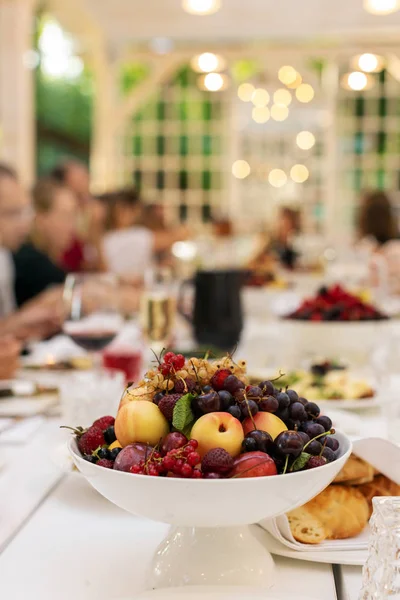 Λευκό μπολ με φρούτα σε εορταστικό τραπέζι — Φωτογραφία Αρχείου