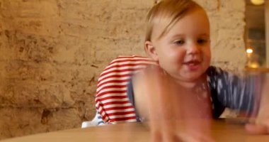 Kafede yemek beklerken masaya vuran çocuk