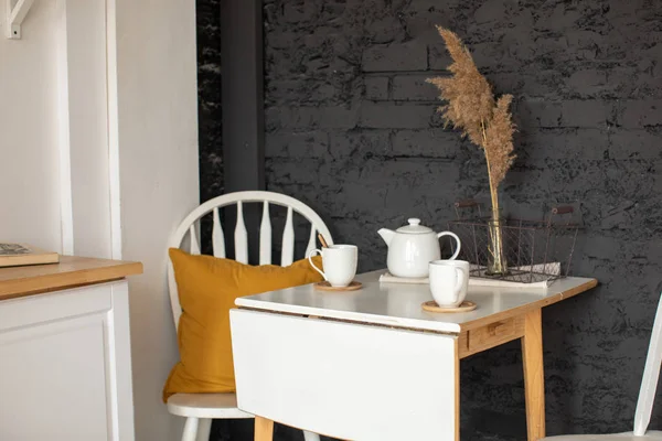 Keuken interieur met tafel en stoel — Stockfoto