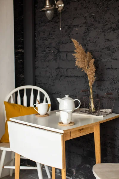 Keuken interieur met tafel en stoel — Stockfoto