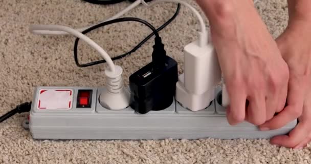 Les mains éteignent et débranchent les fils de l'interrupteur électrique — Video