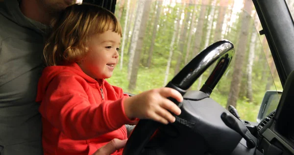 Happy Little Kid kör bil med far — Stockfoto