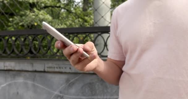 Homem sem rosto usando smartphone na rua — Vídeo de Stock