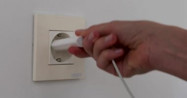 Duvar prizine birden fazla güç fişi takma