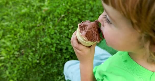 Bambino ragazzo mangiare gelato — Video Stock