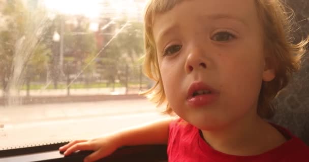 Fáradt kisfiú utazik busszal — Stock videók