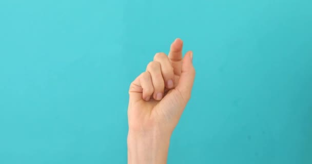 Hand counting from 0 to 5 blue background — Stock Video