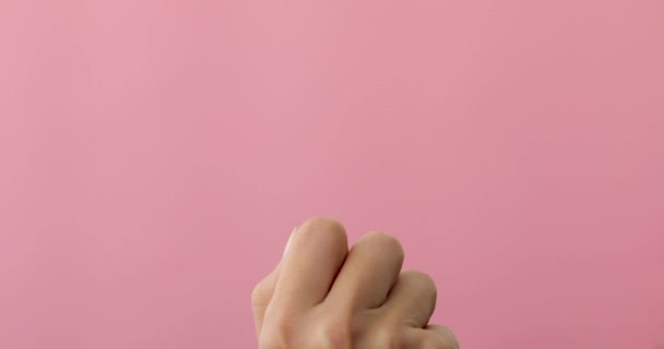 Hand counting from 0 to 5 pink background — Stock Video