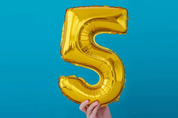 Gold foil number 5 celebration balloon — Stock Photo, Image