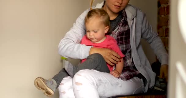 Пациентка мать надевает обувь на детскую ногу — стоковое видео