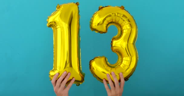 Gold foil number 13 celebration balloon — Stock Video