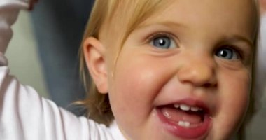 Küçük mutlu bir kızın portresi. Yakın plan.