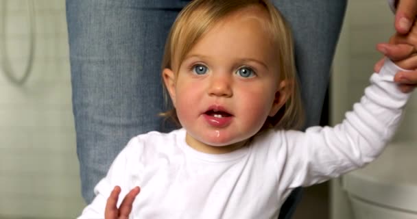 Χαριτωμένο μωρό στέκεται κοντά γονέα — Αρχείο Βίντεο