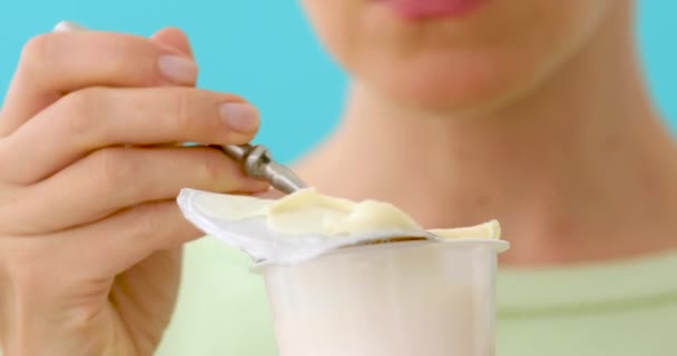 Vrouw eten yoghurt — Stockvideo