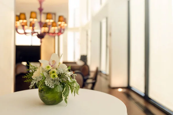 Floral arrangement in round vase on table — Stock Photo, Image