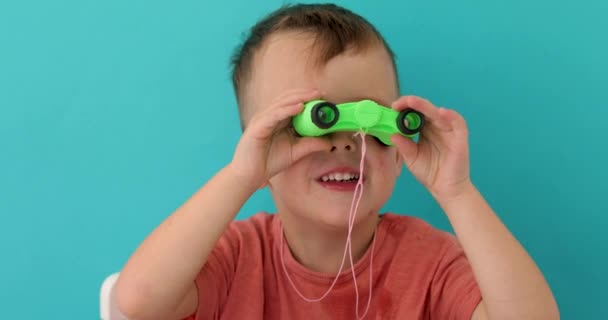 Kid looking through toy binoculars — Stock Video