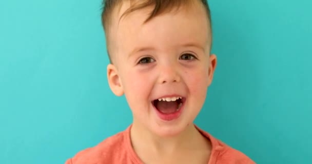 Schattige kleine jongen bedekt zijn gezicht met handen — Stockvideo