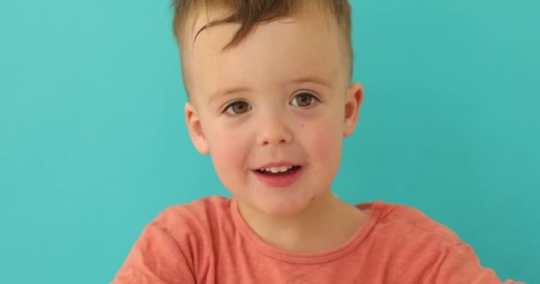 カメラで青い幾何学的な姿を示すスマートな子供 — ストック動画