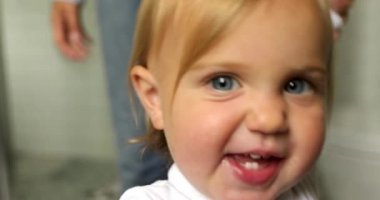 Sevimli bebek gülerek yaygın bebek dişleri gösteren