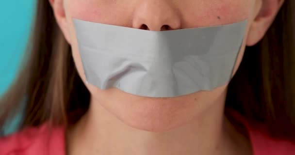 Vrouw wil spreken, maar het is niet toegestaan — Stockvideo