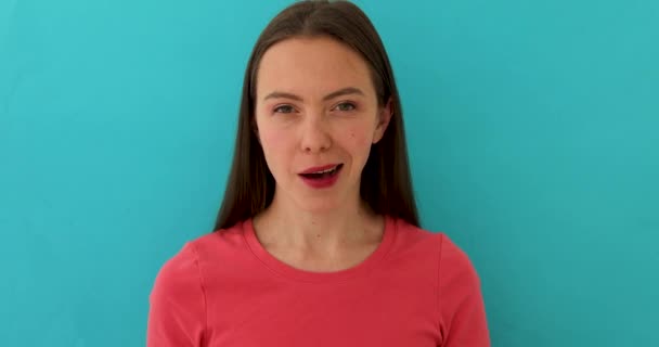Boldog vonzó nő pillantást kamera beszélni és mosoly — Stock videók